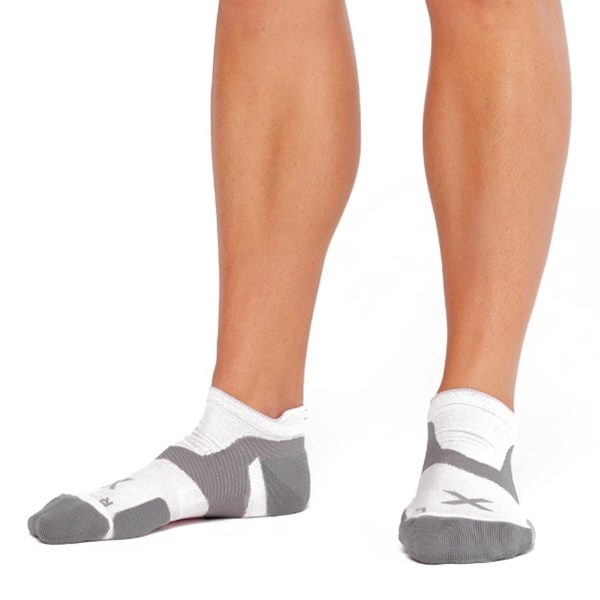 2XU VECTR CUSHION NO SHOW SOCKS - WHITE/GREY / MEDIUM